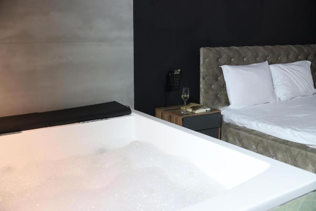 Hotel Gloria Ks プリシュティナ エクステリア 写真